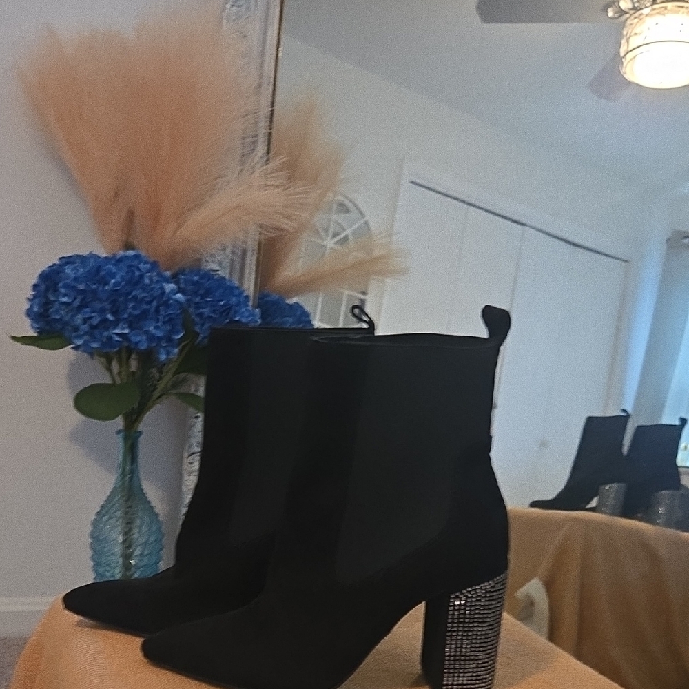 Chic Black Heeled Boots with Sparkling Detail